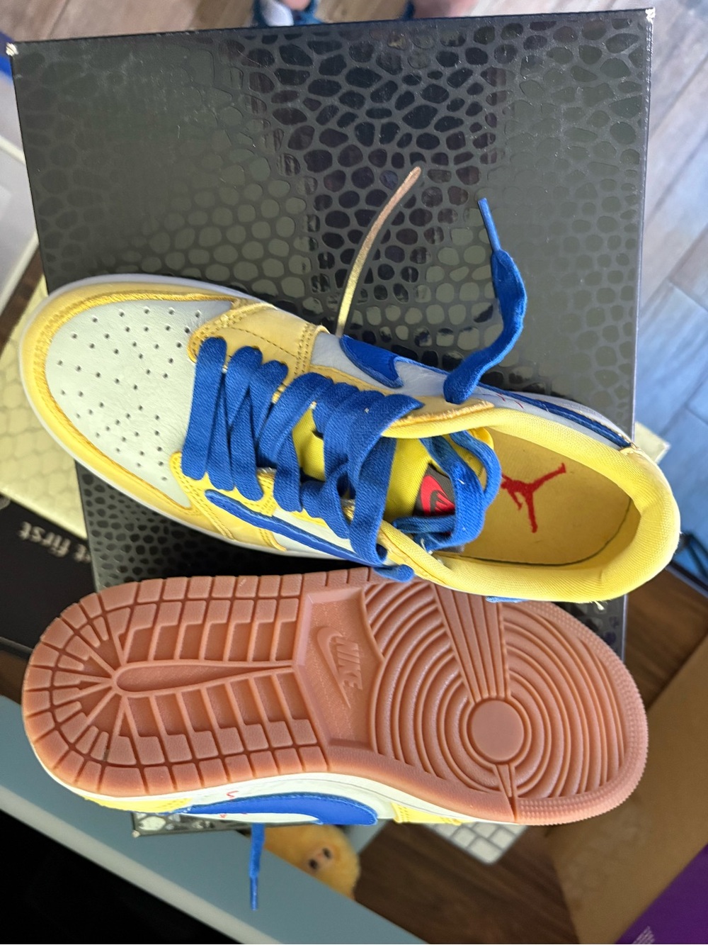 Nike Air Jordan 1 Low OG x Travis Scott 'Canary' sneakers 5.5 w, 4y or 5m - Picture 4 of 4
